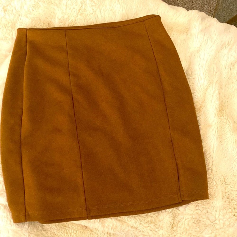 Suede brown miniskirt with slit.